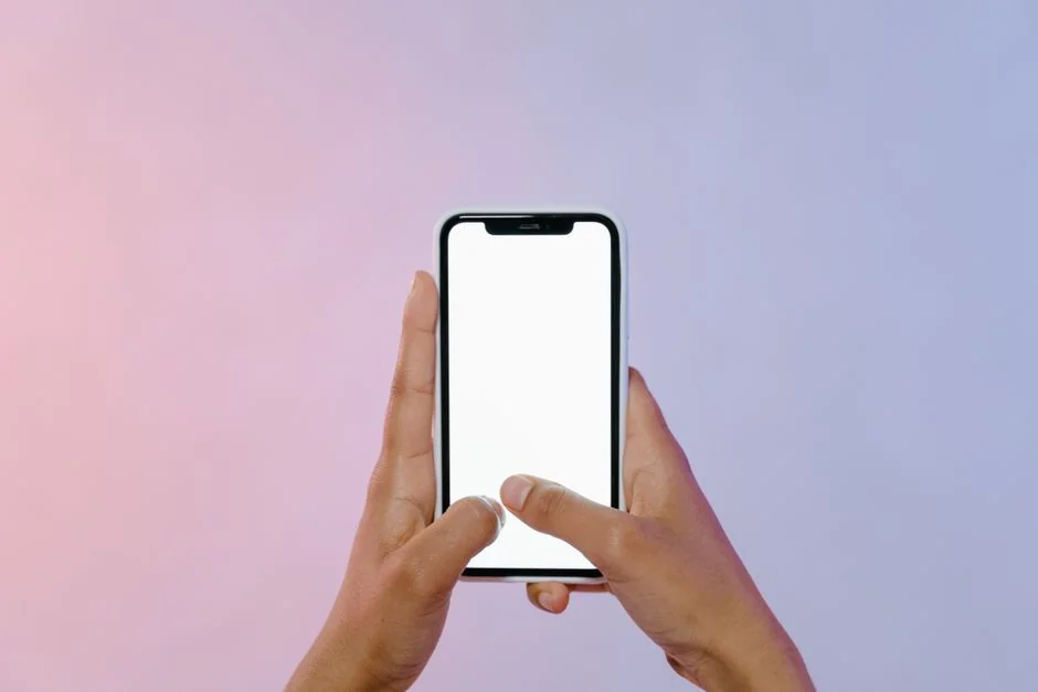 Un espace de travail moderne mettant en avant un ordinateur portable, une tablette et des smartphones, parfait pour un usage technologique et freelance.